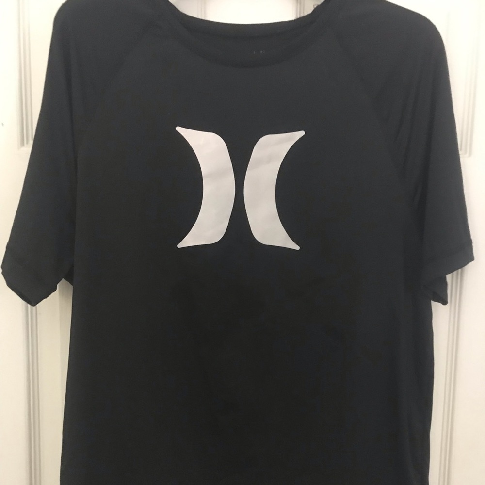 Hurley short sleeve men’s rashguard/workout shirt size M.